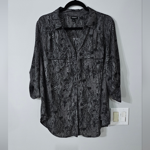 Torrid snakeskin print georgette button front top 1X plus size - Picture 3 of 8